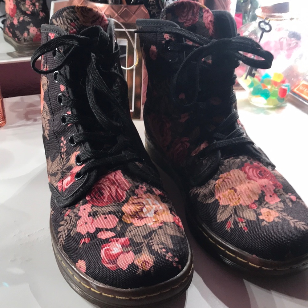 Doc martens shoreditch floral boots